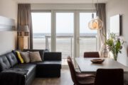 Vanuit de woonkamer van de strandvilla's op het strand van Hoek van Holland heb je uitzicht op de zee