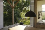 Eettafel met grote ramen en zicht op de tuin