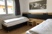 Slaapkamer met twee losse bedden in een appartement in Oostenrijk