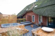 Rietgedekt vakantiehuis in Drenthe, met een jacuzzi in de tuin