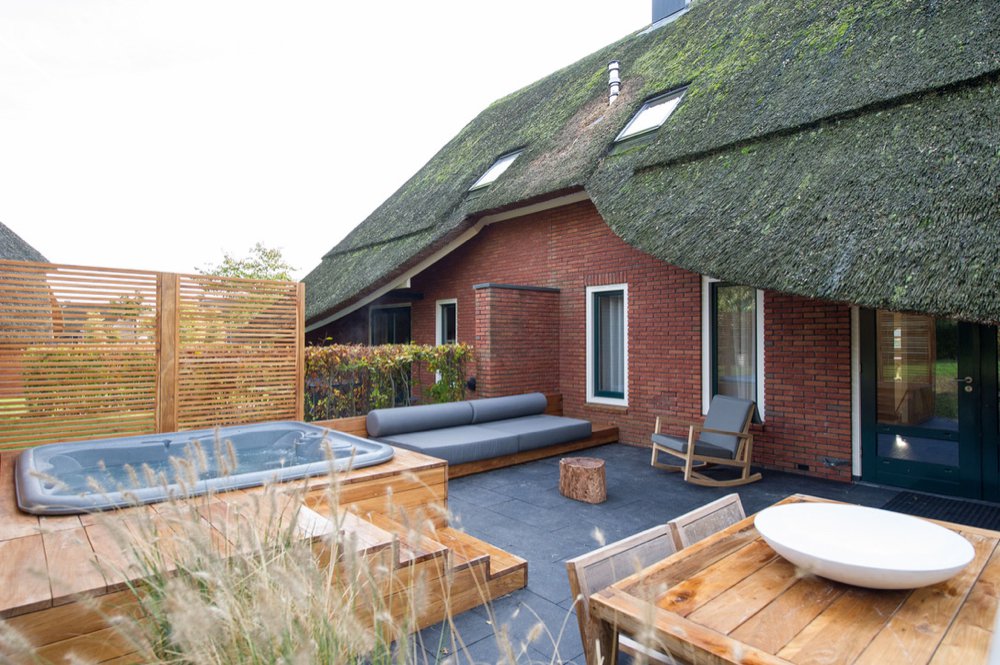 Rietgedekt vakantiehuis in Drenthe, met een whirlpool in de tuin