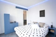 Slaapkamer met wit/zwart stippen dekbed