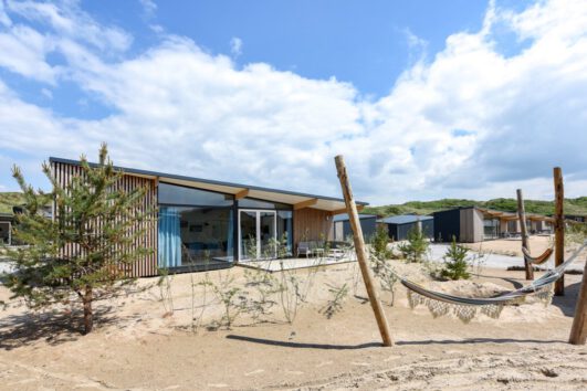 Hangmatten boven het zand op het vakantiepark