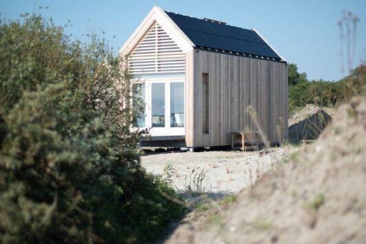 Tiny house in de duinen aan de rand van het Grevelingenmeer