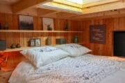 Close up van het tweepersoons bed in het tiny house op de Veluwe