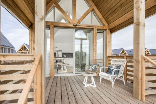 Overdekt terras bij het tiny house bij het strand