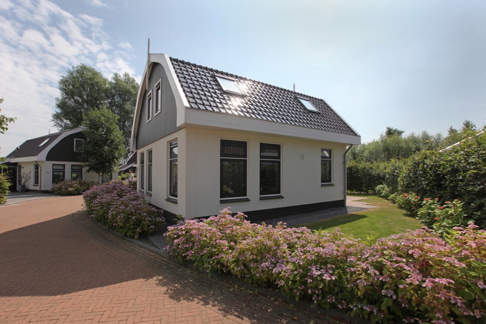 Wit vakantiehuisje op het vakantiepark bij Egmond