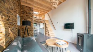 Scandinavisch ingericht tiny house met grijs, hout en beton