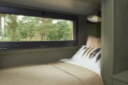 Slaapkamer met eenpersoons bed in Tiny House