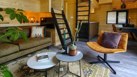 Zithoek in het extra grote tiny house bij de Maasduinen