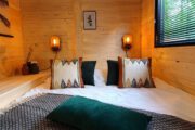 Slaapkamer met tweepersoons bed in het tiny house in Maasduinen