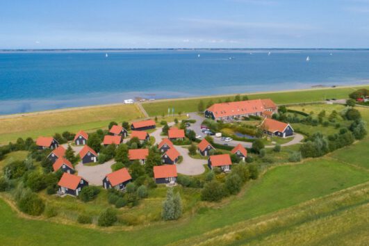 Luchtfoto van de vakantiehuizen in Zeeland