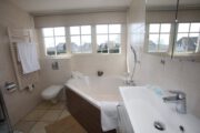 Badkamer met ligbad in het vakantiehuis