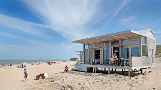 Terras aan de strandkant van het strandhuisje