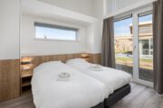 Slaapkamer met tweepersoons bed in de Water Villa