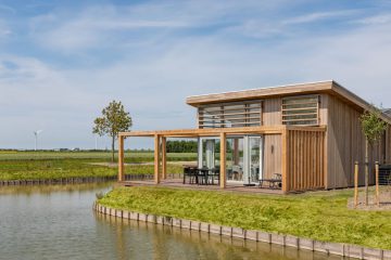 Vakantiehuis met terras aan het water, in Zeeland