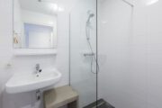 Witte badkamer in een waterbungalow