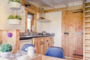 Houten keukenblok in een boomhut