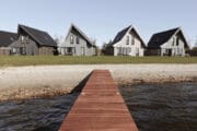 Steiger in het water voor de vakantiehuizen aan het Lauwersmeer