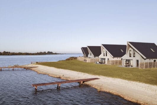 Rijtje luxe vakantiehuizen aan het Lauwersmeer