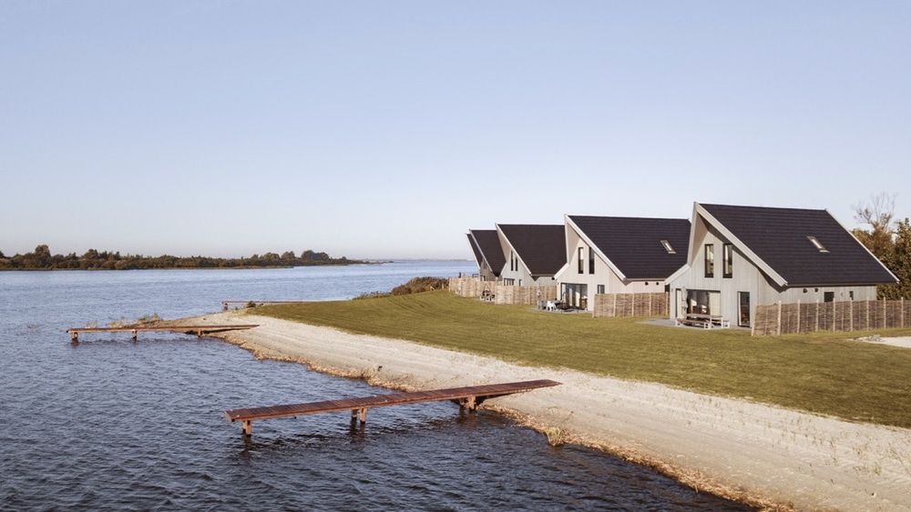 Rijtje luxe vakantiehuizen aan het Lauwersmeer