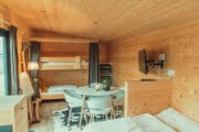 Interieur van een houten tiny house