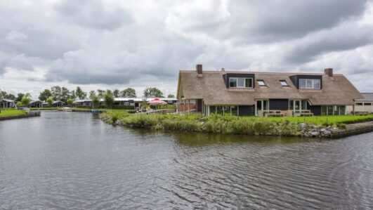 Groepsaccommodatie aan het water in Friesland