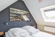 Slaapkamer met een grijze wand en een dakraam
