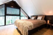 Slaapkamer met grote ramen in de villa