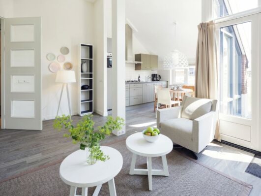 Woonkamer met witte meubels in een vakantiehuis van Landal