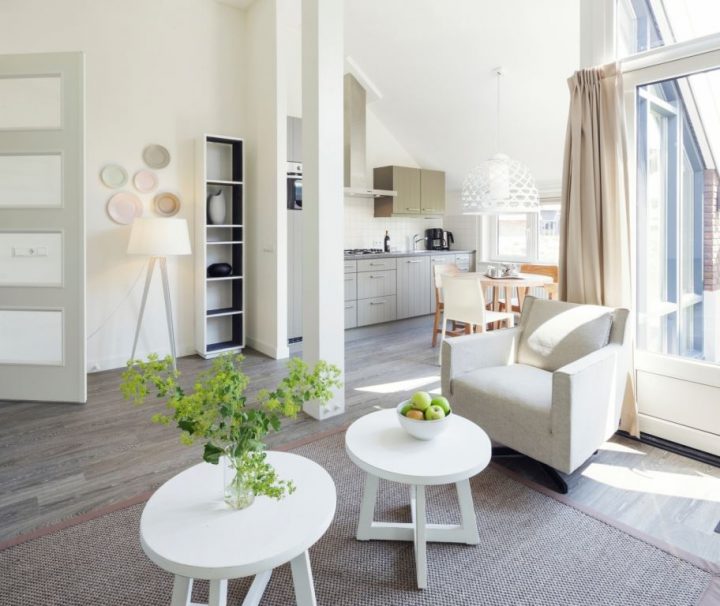 Woonkamer met witte meubels in een vakantiehuis van Landal