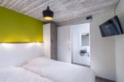Slaapkamer met bedden en wit beddengoed