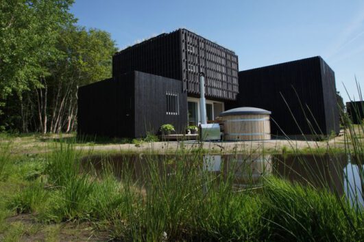 Duurzaam huisje in de natuur met een hot tub in de tuin