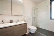 Luxe badkamer met inloopdouche in de Z'AND villas