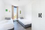 Slaapkamer met twee aparte bedden in de Z'AND villas