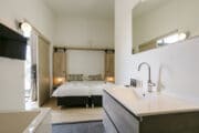 Slaapkamer met privé badkamer in het vakantiehuis in Drenthe