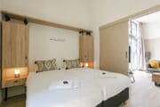 Ruime slaapkamer in natureltinten in het vakantiehuis in Drenthe