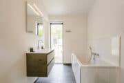 Badkamer met ligbad in het vakantiehuis in Drenthe