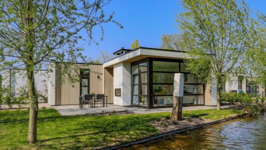 Heerlijke vakantiehuizen met grote ramen, aan de waterkant.