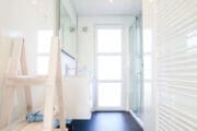 Witte moderne badkamer in het vakantiehuis van Droomparken
