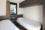 Slaapkamer met twee losse bedden