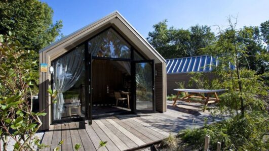 Grote glazen gevel van het tiny house
