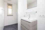 Moderne witte badkamer in het vakantiehuis in Friesland