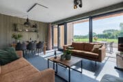 Moderne woonkamer met grote glazen pui