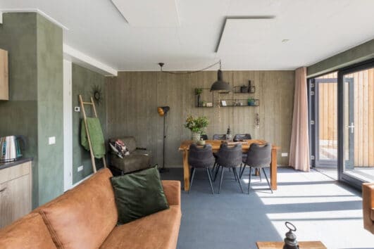 Woonkamer met een eigentijds interieur in het vakantiehuis