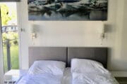 Slaapkamer met schilderij boven het bed