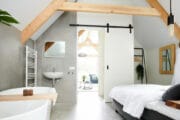 Slaapkamer in het wellness huisje met vrijstaand bad