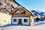 Bijzonder huisje in de sneeuw in Oostenrijk