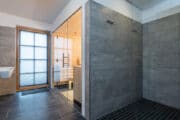 Luxe badkamer met sauna in het vakantiehuis in Oostenrijk