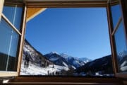 Uitzicht op besneeuwde bergtoppen vanuit het vakantiehuis